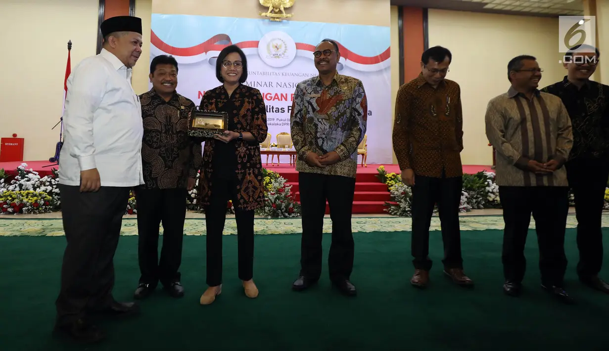 Menteri Keuangan Sri Mulyani menerima cinderamata dalam Seminar Nasional Nota Keuangan RAPBN 2020 : Mengawal Akuntabilitas Penerimaan Negara di Kompleks Parlemen MPR/DPR-DPD, Senayan, Jakarta, Rabu (21/8/2019). (Liputan6.com/Johan Tallo)