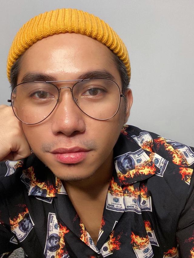 6 Potret Terbaru Theo Ex Dynamite, Dulu Member Boyband Kini Sukses Jadi MUA