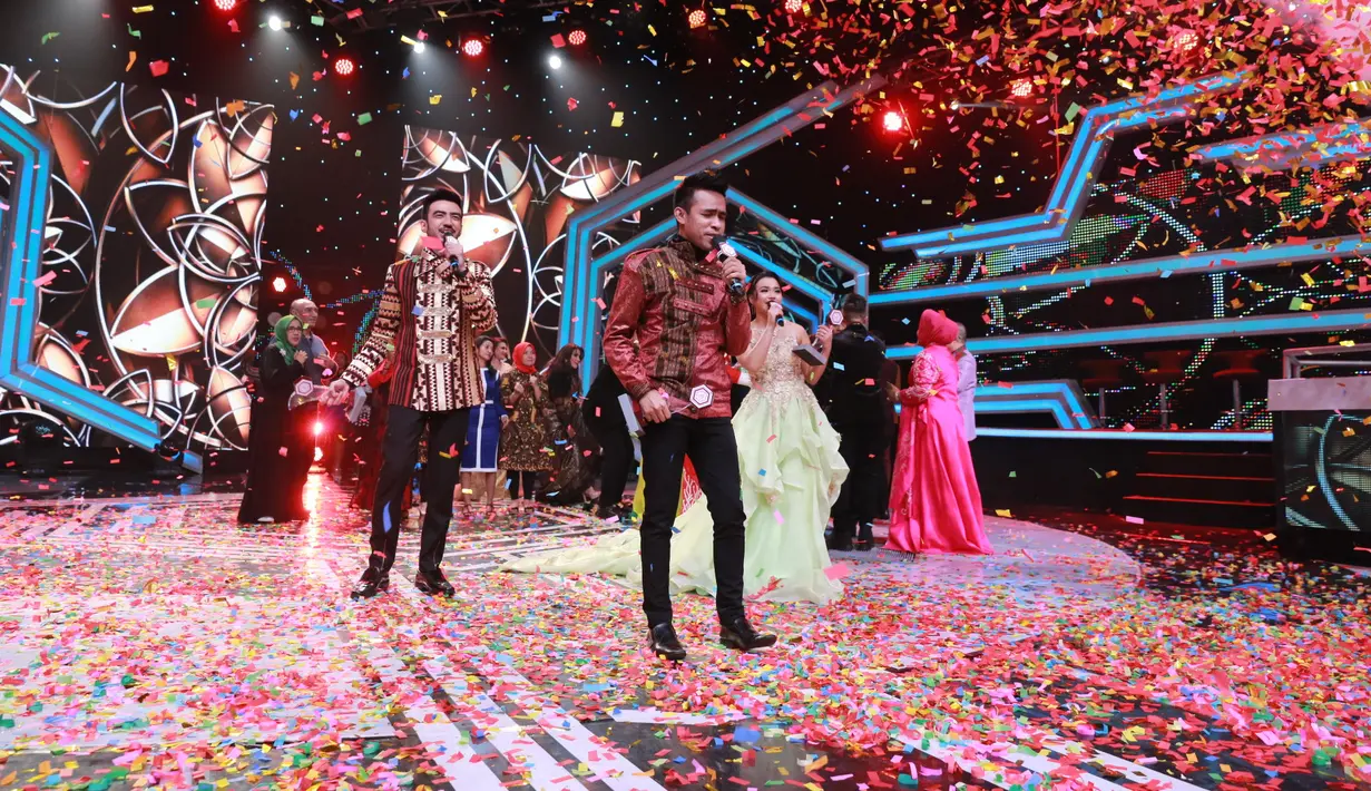 Sebelum lahir sebagai sang juara, Fildan menyuguhkan penampilan yang luar biasa. Terlebih saat ia tampil bersama dengan Lesty yang membuat seisi studio Indosiar kompak memuji penampilan keduanya. (Adrian Putra/Bintang.com)