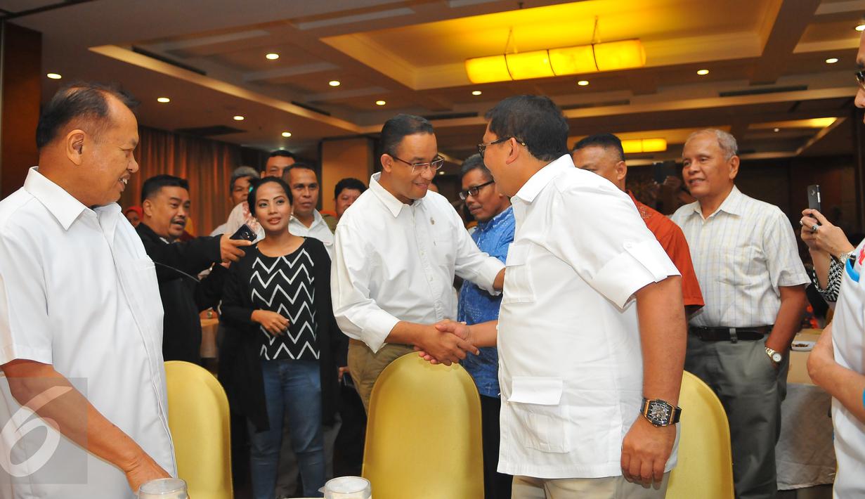 Calon gubernur DKI Jakarta, Anis Baswedan bersalaman dengan Wakil Ketua DPR Fadli Zon berdialog dengan masyarakat Minang yang tinggal di Jakarta, Sabtu (21/1). (Liputan6.com/Angga Yuniar)