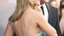 Aktor tampan, Justin Theroux tampak merangkul pinggang sang istri, Jennifer Aniston saat berposedi karpet merah ajang Critics' Choice Awards ke-21 di Santa Monica, California, Minggu (17/1/2016). (Jason Merritt/Getty Images/AFP)