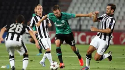 Pemain Schalke 04 Marco Hoger dihadang pemain PAOK pada Putar Liga Champions kedua pertandingan sepak bola di Stadion Toumpa di Thessaloniki (27/08/2013).(AFP/Sakis Mitrolidis).