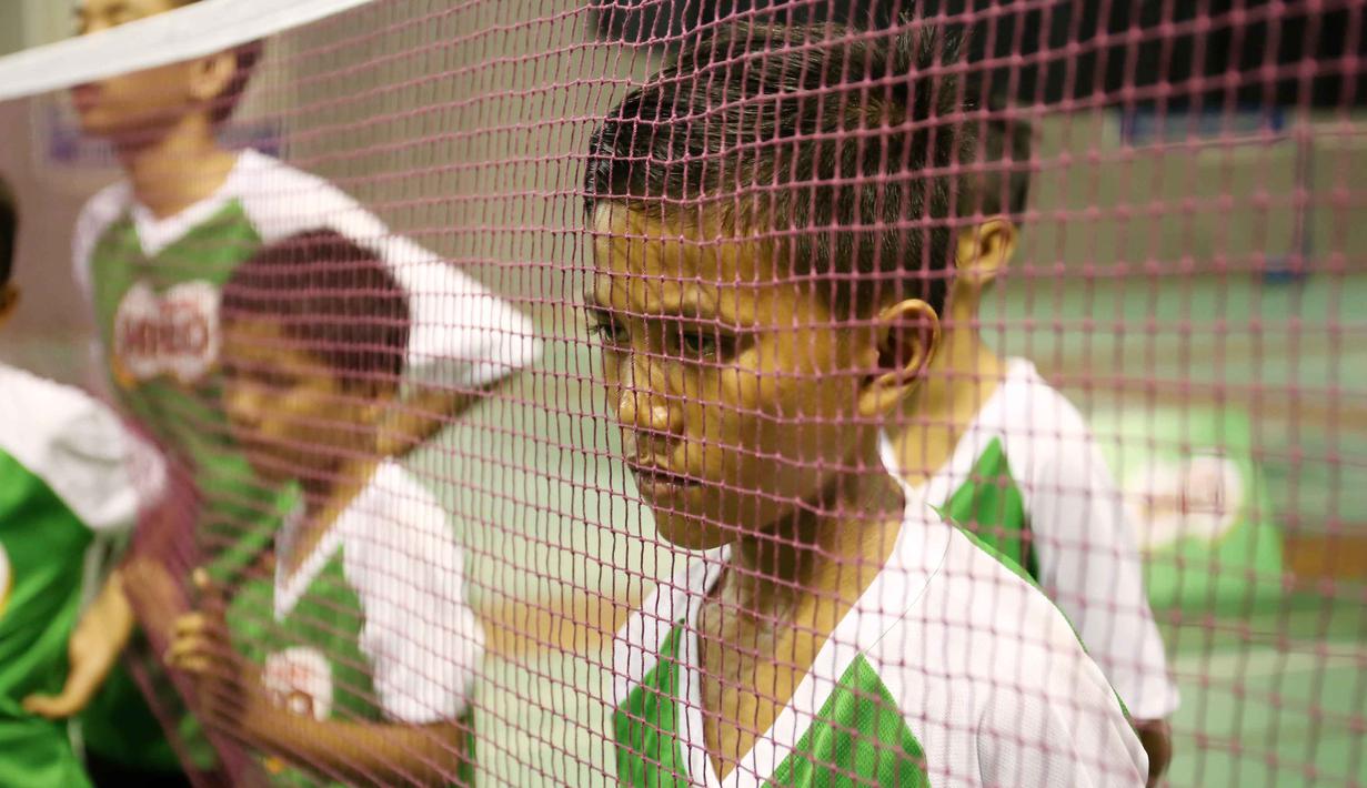 Seorang siswa  MILO School Competition 2015,  sedang memperhatikan instruksi dari Pelatih Timnas Rexy Mainaky  dan Tim di Gedung Pelatnas PBSI, Cipayung, Rabu (25/11/2015). (Bola.com/Nicklas Hanoatubun)