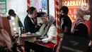 Pengunjung menjalani perawatan kecantikan saat pameran Cosmobeaute Indonesia 2022 di Jakarta Convention Center (JCC), Senayan, Jakarta, Kamis (3/11/2022). Cosmobeaute Indonesia 2022 menghadirkan lebih dari 600 brand dan 200 perusahaan dari Indonesia, Tiongkok, India, Korea, Malaysia dan Singapura. (Liputan6.com/Johan Tallo)