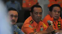 Henry Bambang Soelistyo (tengah) memastikan bahwa apa yang mereka temukan adalah bagian dari pesawat AirAsia yang hilang, Jakarta, Selasa (30/12/2014). (Liputan6.com/Herman Zakharia)