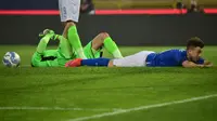 Pemain Italia, Stephan El Shaarawy saat terjatuh pada laga persahabatan melawan Rumania di Stadion Renato Dall'Ara, Bologna, Rabu (18/11/2015) dini hari WIB. (AFP Photo/Giuseppe Cacace)