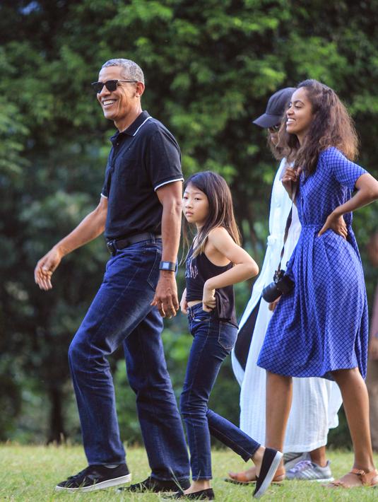 Senyum Barack Obama saat berwisata di Candi Borobudur di Magelang, Jawa Tengah, Indonesia, (28/6). (AP Photo / Slamet Riyadi)
