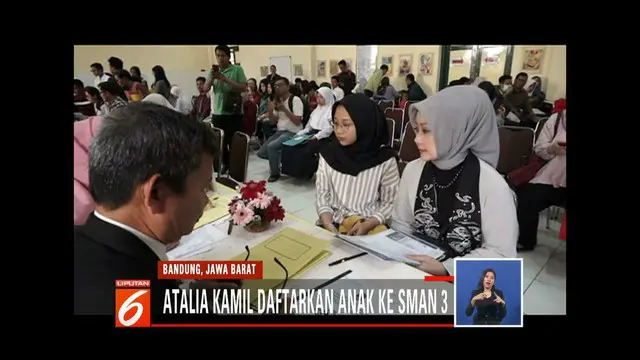 Demi mendaftarkan anak keduanya di SMA Negeri 3 Bandung, istri Gubernur Jawa Barat Ridwan Kamil, Atalia Kamil ikut mengantre penerimaan peserta didik baru (PPDB).