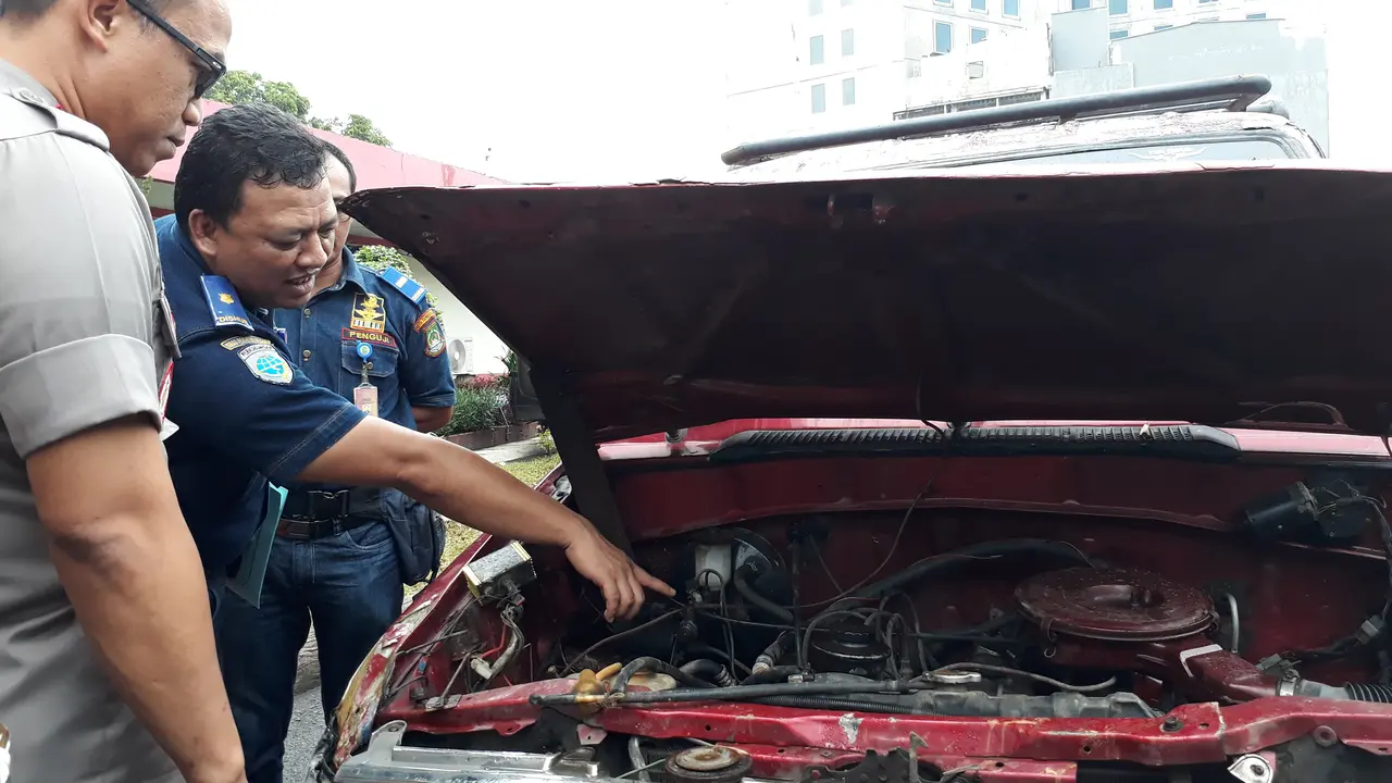 Kondisi mesin pikap yang terbalik di Tangerang (Liputan6.com/Pramita)