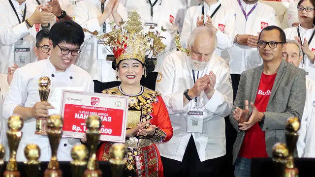 Antonio Sanjaya (paling kiri) & Marketing Manager PT Bungasari Flour Mills Indonesia Rio Ferdian (paling kanan)