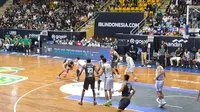 Laga Prawira vs Dewa United di gim ketiga babak playoff IBL 2022. Prawira lolos ke babak empat besar setelah menang dengan skor 69-65 di GOR C-tra Arena, Bandung, Selasa (16/8/2022). (Bola.com/Erwin Snaz)