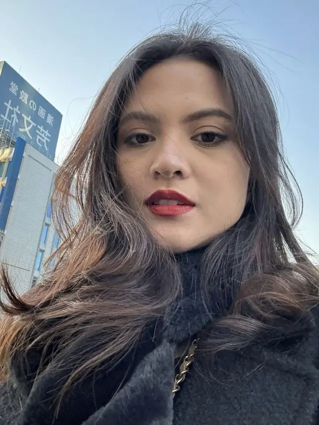 Potret Selebritis Tanah Air Mengaplikasikan Lipstik Merah