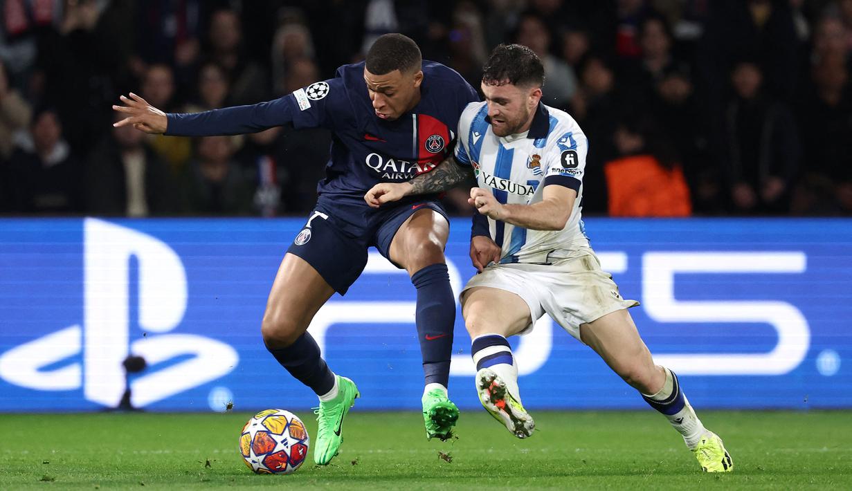 Pemain PSG, Kylian Mbappe (kiri) berebut bola dengan pemain Real Sociedad, Javier Galan pada laga leg pertama 16 besar Liga Champions 2023/2024 di Parc des Princes, Paris, Prancis, Kamis (15/02/2024) WIB. (AFP/Franck Fife)