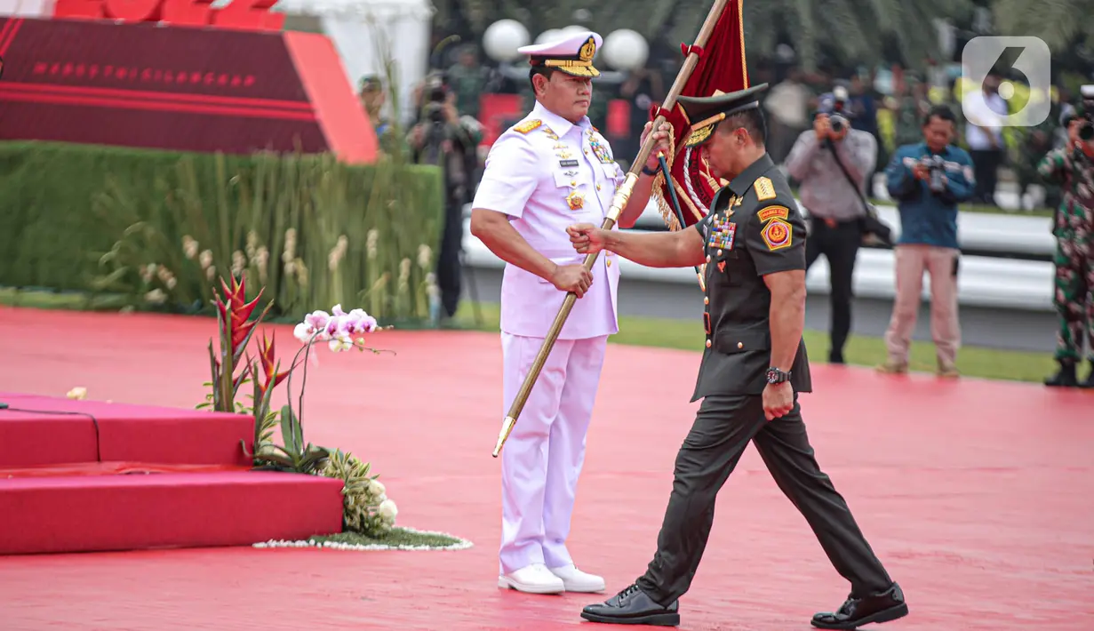 Mantan Panglima TNI Jenderal TNI Andika Perkasa (kanan) berjalan usai menyerahkan panji TNI kepada Panglima TNI Laksamana TNI Yudo Margono (kiri) pada acara serah terima jabatan Panglima di Mabes TNI, Cilangkap, Jakarta, Selasa (20/12/2022). Yudo Margono dilantik sebagai Panglima TNI oleh Presiden Joko Widodo pada 19 Desember 2022 berdasarkan Keputusan Presiden Republik Indonesia Nomor 91/TNI/2022 tentang Pemberhentian dan Pengangkatan Panglima Tentara Nasional Indonesia. (Liputan6.com/Faizal Fanani)