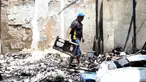 Pemilik kios membersihkan puing-puing bangunan usai kebakaran yang melanda deretan kios di kawasan Kalibata, Jakarta Selatan, pada Jumat (12/12/2025). Kebakaran hebat terjadi setelah kericuhan pada Kamis (11/12/2025) malam. (merdeka.com/magang/Rendi Saputra)