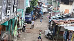 Warga berjalan di permukiman kawasan Bukit Duri, Jakarta, Kamis (12/5). Akhir Mei 2016, Pemerintah Provinsi DKI Jakarta memastikan akan kembali menggusur pemukiman liar di pinggiran Sungai Ciliwung tersebut. (Liputan6.com/Immanuel Antonius)