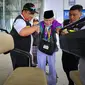 Petugas tengah menolong jemaah haji saat akan menaiki buggy car di Bandara Madinah. (Liputan6.com/Nafiysul Qodar)