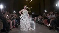 Madeline Stuart, model Australia dengan down syndrome saat memamerkan koleksi Hendrik Vermeulen untuk Musim Panas dan Semi 2016 di acara peragaan busana New York Fashion Week, Minggu (13/9/2015). (REUTERS/Andrew Kelly)
