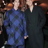Dalam acara tersebut, aktor Thailand ini pun bersanding dengan pemain bola asal Korea Son Heung Min yang mengenakan coat hitam bermotif. [@cloud9.ent.official]