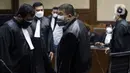 Terdakwa dugaan tindak pidana korupsi pengadaan tanah di Munjul, Rudy Hartono Iskandar (tengah) usai sidang pembacaan tuntutan di Pengadilan Tipikor Jakarta, Kamis (10/2/2022). Rudy Hartono Iskandar dituntut pidana penjara selama 7 tahun dan denda 500 juta. (Liputan6.com/Helmi Fithriansyah)
