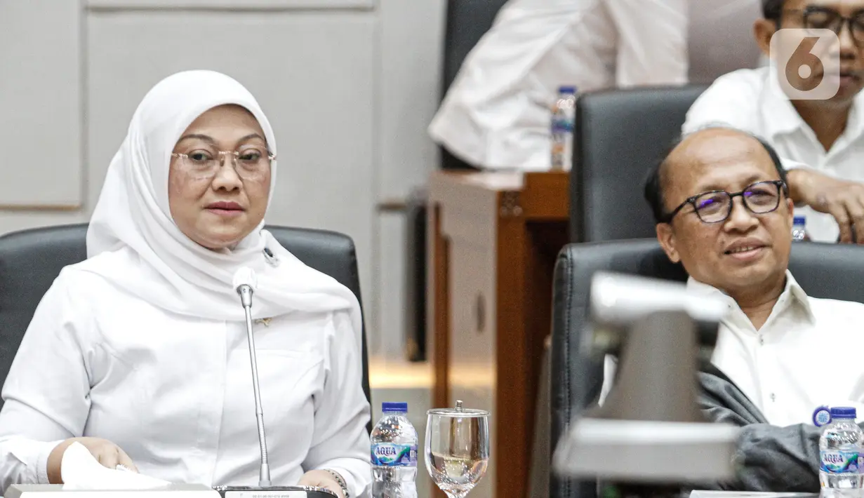 Menteri Ketenagakerjaan Ida Fauziyah saat mengikuti rapat kerja dengan Komisi IX DPR di Kompleks Parlemen Senayan, Jakarta, Selasa (6/6/2023). (Liputan6.com/Faizal Fanani)