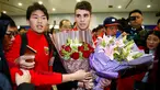 Gelandang asal Brasil, Oscar tiba di Bandara Internasional Shanghai Pudong di Shanghai, Senin (2/1). Oscar akhirnya setuju untuk bergabung bersama klub China Shanghai SIPG dengan tawaran gaji sekitar Rp 6,6 miliar per pekan. (REUTERS/Aly Song)