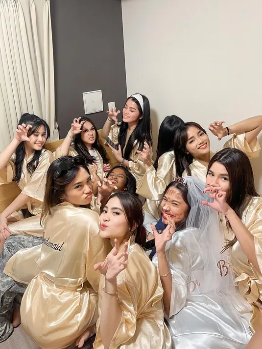 Selain dibuat cemong oleh para sahabat, calon pengantin juga mengenakan mahkota hingga veil. [Instagram/fuji_an]