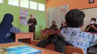 Kajari Garut Neva Susanti tengah memberikan pengetahuan mengenai hukum kepada para pelajar SMPN 1 Cibalong, Garut, Jawa Barat, dala program Jaksa Masuk Sekolah, beberapa waktu lalu. (Liputan6.com/Jayadi Supriadin)