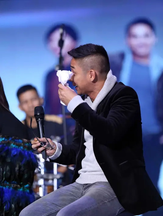 Saat sedang tanya jawab dengan Andhika Pratama, air mata Pasha Ungu tidak bisa ditahan lagi. Perjalanan karier hampir dua puluh tahun susah senang bersama Ungu. (Nurwahyunan/Bintang.com)