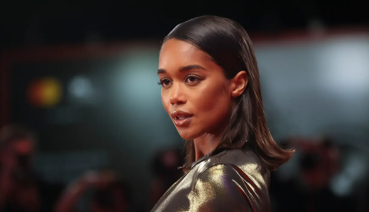 Laura Harrier berpose untuk fotografer setibanya pada pemutaran perdana film 'The Whale' dalam Venice Film Festival edisi ke-79 di Venesia, Italia, 4 September 2022. Laura Harrier tampil dengan gaya rambut panjang sebahu yang ditata rapi, jatuh rapi di belakang telinganya. (Photo by Vianney Le Caer/Invision/AP)