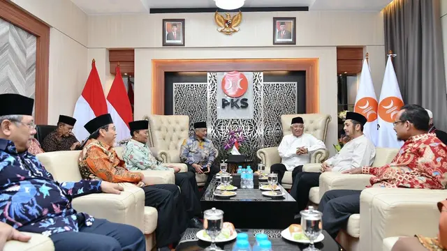 Mantan Ketua Umum Majelis Ulama Indonesia (Ketum MUI) Pusat Din Syamsuddin bersama beberapa tokoh organisasi Islam bersilaturahmi ke DPP PKS dan menyampaikan dukungan kepada bakal capres-cawapres Anies Baswedan-Muhaimin Iskandar.