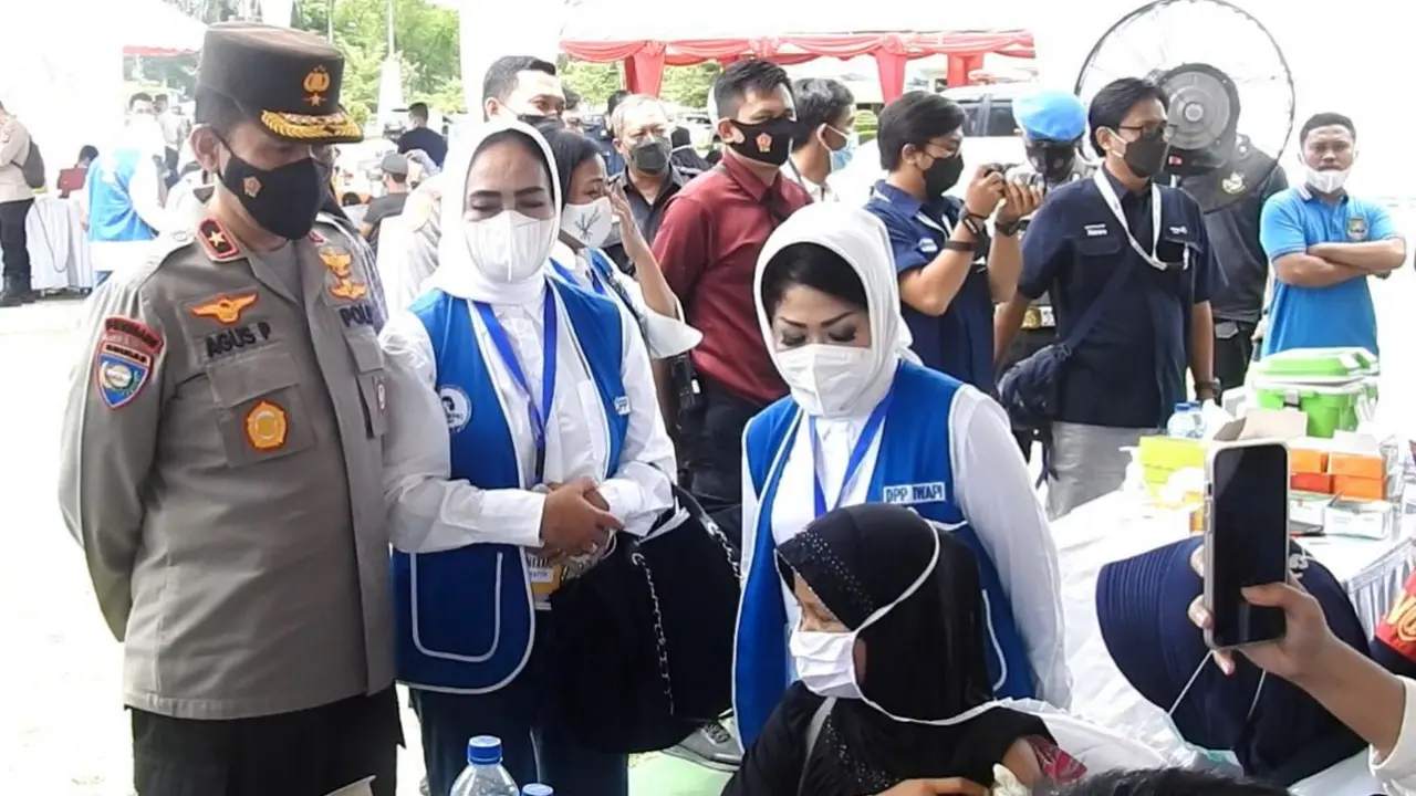Vaksin Covid-19 IWAPI Dan Polri Di Kota Cilegon, Banten. (Sabtu, 13/11/2021).