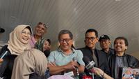 Rocky Gerung menghadiri pemeriksaan sebagai saksi meringankan untuk Roy Suryo dan kawan-kawan dalam kasus tudingan ijazah palsu Presiden ke-7 RI Joko Widodo atau Jokowi. Dia menjalani pemeriksaan di Polda Metro Jaya pada Selasa (27/1/2026). (Liputan6.com/Ady Anugrahadi)