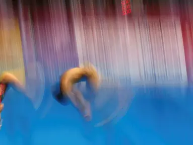 Atlet Rusia, Nadezhda Bazhina and Nikita Schleikher beraksi di nomor final papan 3m campuran loncat indah Kejuaraan Eropa Akuatik 2016 di London, Inggris, (11/5/2016). (Reuters/Andrew Boyers)