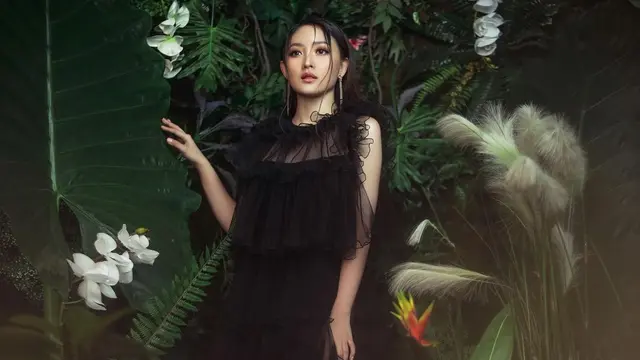 Dikaitkan Artis N yang Positif COVID-19, Ini 7 Gaya Pemotretan Natasha Wilona yang Unik