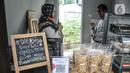 Pekerja yang merupakan penyandang tunarungu saat berbincang di Kafe Difabis Coffee & Tea, Kompleks Kantor Wali Kota Jakarta Timur, Senin (19/12/2022). Kafe yang didirikan oleh Baznas (Bazis) DKI Jakarta tersebut diharapkan dapat mengembangkan dan memaksimalkan peran dari Kafe Difabis yang dioperasikan oleh kawan-kawan difabel untuk memberikan pemahaman pada masyarakat dan kesetaraan. (merdeka.com/Iqbal S. Nugroho)