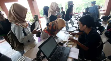 Peserta melakukan registrasi online sebelum mengikuti acara Emtek Goes to Campus (EGTC) 2017 di Grha Sabha Pramana Kampus UGM, Yogyakarta, Selasa (31/10). EGTC Yogyakarta berlangsung pada 31 Oktober 2017 dan 1 November 2017. (Liputan6.com/Helmi Afandi)