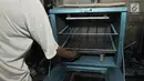 Pekerja menyelesaikan pembuatan oven di salah satu toko kawasan Cawang, Jakarta, Minggu (19/5/2019). Harga oven yang ditawarkan bervariasi dari Rp120 ribu-Rp 2 juta tergantung ukuran dan jenis bahan. (merdeka.com/Iqbal Nugroho)