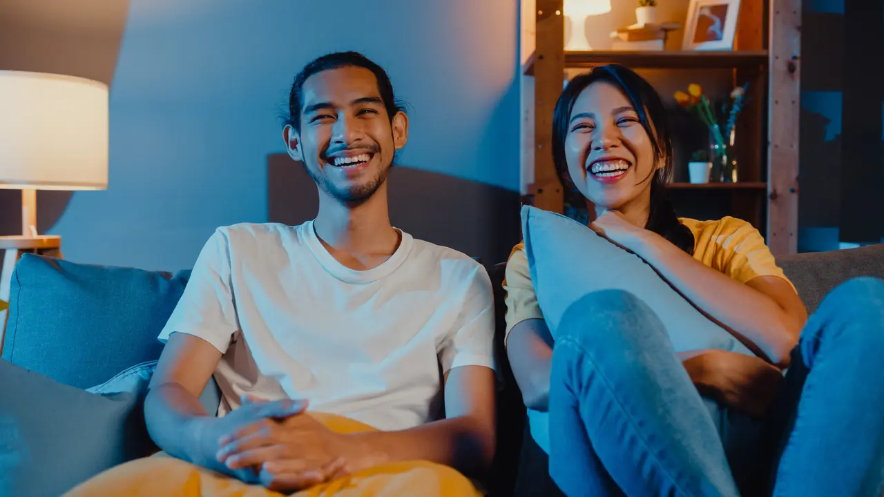 perempuan dan pasangan bersama berdua