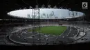 Suasana renovasi Stadion Utama Gelora Bung Karno, Jakarta, Selasa (8/8). Hingga saat ini, renovasi telah mencapai sekitar 80% dan ditargetkan rampung pada akhir 2017. (Liputan6.com/Helmi Fithriansyah)