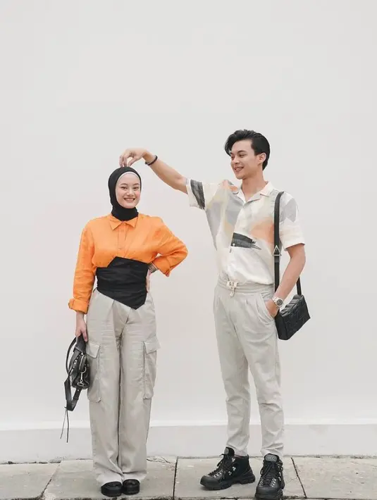 Buat kamu yang berhijab, kombinasi kemeja warna mustard dengan obi belt dan cargo pants juga tak kalah kece. (Instagram/dindahw),