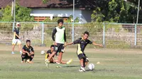 Hendra Adi Bayauw dkk. saat menjalani latihan di Lapangan Gelora Samudra, Kuta, jelang duel versus Arema Cronus, Jumat (16/10/2015). (Bola.com/Rizky Hidayat)