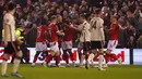 Para pemain Nottingham Forest mengklaim penalti saat melawan Liverpool pada pertandingan sepak bola perempat final Piala FA di City Ground, Nottingham, Inggris, Minggu (20/3/2022). Liverpool menang 1-0. (AP Photo/Jon Super)