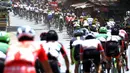 Para pebalap melintasi etape ke-5 Tour de Singkarak, Pantai Carocok-Painan menuju pantai Gondoriah-Pariaman, Sumatera Barart. (Bola.com/Nicklas Hanoatubun)