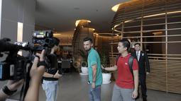 Pemain Timnas Indonesia , Stefano Lilipaly menyapa fans sebelum menikmati makan siang bersama para pemain Thailand di Hotel Novotel, Filipina, (18/11/2016). (Bola.com/Nicklas Hanoatubun)