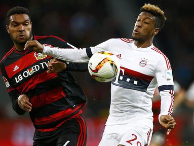 Pemain Bayern Munchen, Kingsley Coman, berebut bola dengan bek Leverkusen, Jonathan Tah, pada laga Bundesliga di Stadion BayArena, Jerman, Sabtu (6/2/2016). Kedua tim bermain imbang 0-0. (Reuters/Wolfgang Rattay)