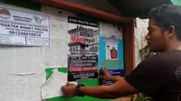 Warga Kampung Sukoharjo Malang memasang poster anti politik uang di pemilu 2019 (Liputan6.com/Zainul Arifin)