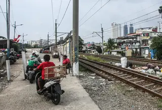 Kendaraan roda dua tetap melintas walaupun sudah ditutup di perlintasan kereta api di Tanah Abang-Palmerah Jakarta, Jumat (24/6/2022). Keenam perlintasan liar yang rawan kecelakaan dan ditutup Km 22+5/6 petak jalan Cakung-Kranji, Km 8+2/3 petak jalan Tanahabang-Palmerah, dan Km 41+2/3 petak jalan Citayam-Bojonggede. (Liputan6.com/Faizal Fanani)