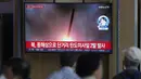 Korea Utara menembakkan dua rudal balistik jarak pendek ke arah laut timurnya pada hari Rabu, kata negara-negara tetangganya. (AP Photo/Lee Jin-man)