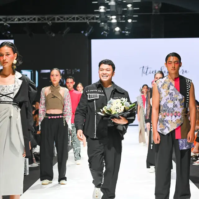 Koleksi Fesyen Berkelanjutan Tities Sapoetra x Avgal di Panggung JF3 2022